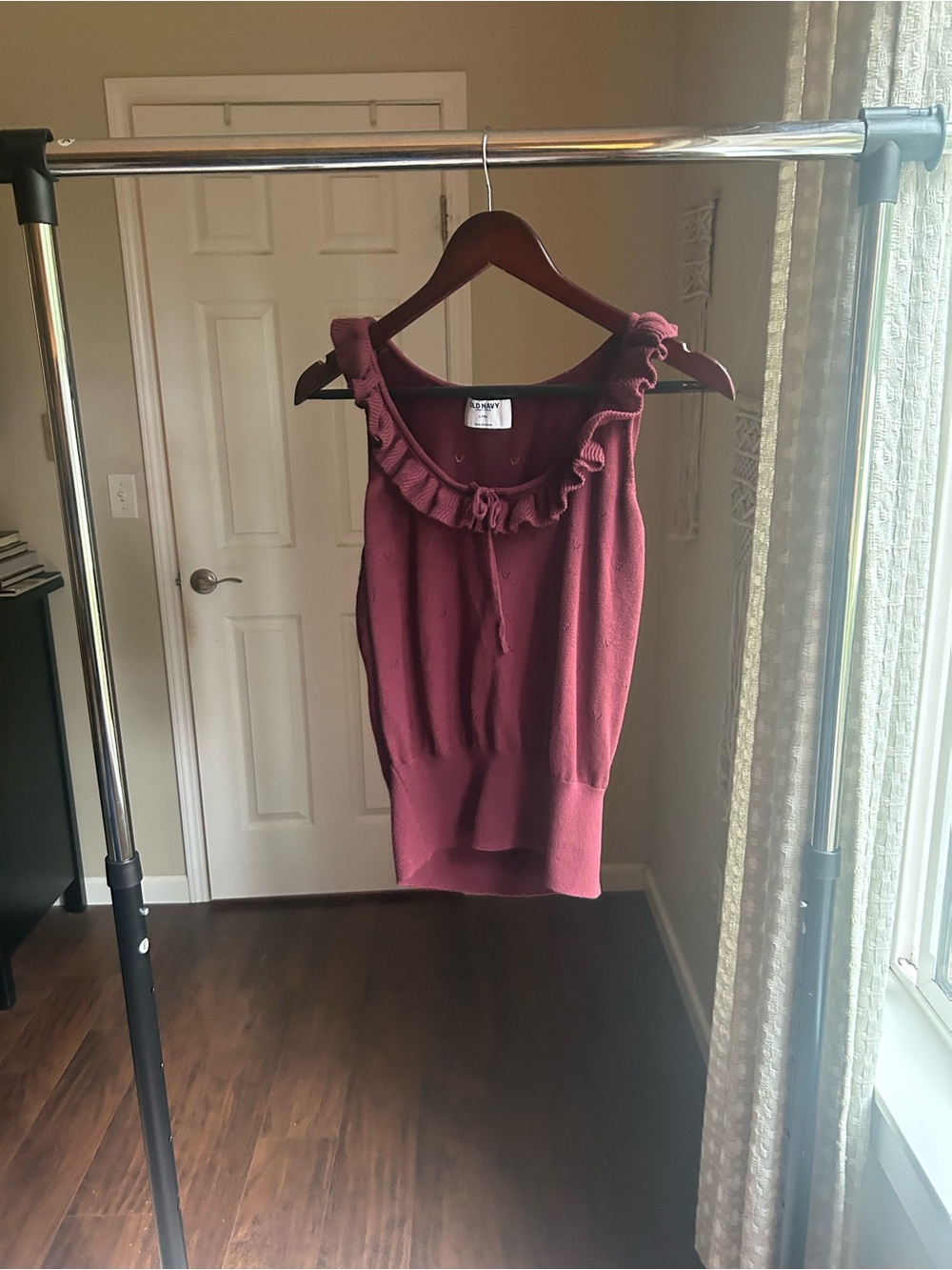 Old Navy Ruffled Scoop Neck sleeveless sweater - Wine